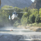 Uno de los helicópteros durante las labores de extinción del fuego en Cármenes.