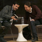 Alberto Garzón y Pablo Iglesias, este viernes, en el debate celebrado en Madrid sobre las confluencias.
