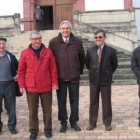 El director de Cosmos, Luis Arroyo, en el centro, flanquedo por jubilados de la fábrica en Toral.