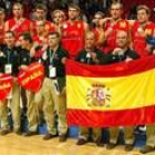 La selección española, con la medalla de plata, visiblemente abatida