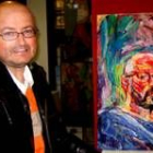 El veterano artista leonés Miguel Ángel Febrero, junto al autorretrato que ha pintado recientemente