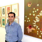 El artista Enrique Rodríguez ‘Guzpeña’ ante algunas de las obras que pueden verse en Ármaga