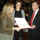 La dueña de Biffi recibe el premio de la mano de María Rodríguez y Alfredo Martínez
