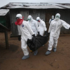 Un equipo médico carga con un cadáver afectado por el ébola en Liberia, el pasado agosto.
