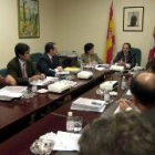 Los secretarios territoriales de la Junta se reunieron ayer con Luis Aznar (al fondo) en Segovia