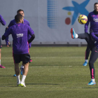 Los futbolistas del Barcelona preparan el partido de hoy ante el Málaga.