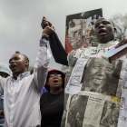 Los homenajes prosiguen frente a la casa de Mandela.