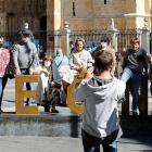 Turistas en el centro de León. MARCIANO PÉREZ