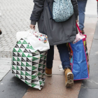 Viandantes caminan por el centro de Madrid ultimando las compras navideñas. JAVIER LIZÓN