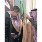 El rey Felipe VI junto al jefe de estado saudí.