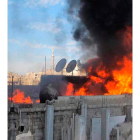 Un edificio en llamas en el barrio de Baba Amr, en Homs.