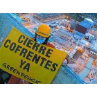 Un activista de Greenpeace, con un cartel en una de las torres de refrigeración de Cofrentes.