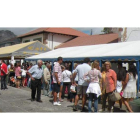 Cientos de asturianos y leoneses pasean por el mercado artesanal de Villamanín.