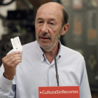 Rubalcaba, durante la rueda de prensa celebrada en un tradicional cine madrileño, el Roxy.