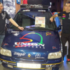 Quiroga y Díaz junto al Clio con el que competirán. DL