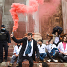 Primera protesta pacífica de Rebelión Científica el pasado 6 de abril frente al Congreso de los Diputados. RODRI MÍNGUEZ