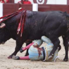 El diestro Serafín Marín es volteado por su primer toro, sin consecuencias.