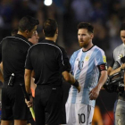 Messi protesta ante los colegiados en el partido ante Chile.