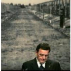 Schröder ante una fotografía de la entrada a Auschwitz y Chirac en el memorial inaugurado en París