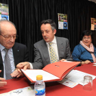 El director del IES entrega el convenio al directivo del Secot ante la mirada de Fernández y Arias.