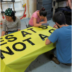 Los activistas pintas pancartas para las protestas