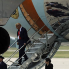El presidente Donald Trump baja en Maryland del avión presidencial. YURI GRIPAS