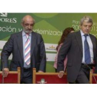 Miguel Martínez y Santos Llamas firmaron ayer el acuerdo sobre la escuela de hostelería.