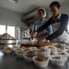 Las mujeres marroquíes preparan los dulces que llevarán a la próxima feria