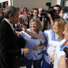 El ex presidente saluda a las empleadas para las que tuvo palabras de recocimiento.