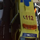 Una ambulancia atiende a un herido en un accidente de tráfico en León.