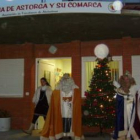 Los Magos posan a su salida del Centro de Día de Astorga y su Comarca