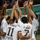 Los jugadores del Sevilla, señalando al cielo, tras el gol de Renato