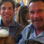 Schwarzenegger y su hijo Joseph Baena, en la fiesta de la cerveza de Múnich.