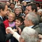 Zapatero saluda a los lucenses que se congregaron para ver de cerca al presidente