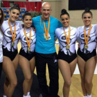 Las flamantes campeonas de España junto con su técnico.