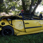 El coche chocó contra un árbol tras salirse de la carretera. J. M. GARCÍA
