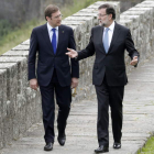 Passos Coelho y Rajoy conversan ayer en Bayona.