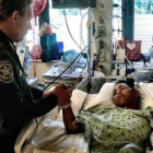 Anthony, en el hospital, recibe la visita del sheriff del condado.
