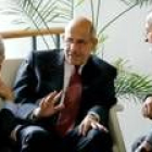 El Baradei, en el centro, conversando con el embajador iraní en el ONU y el ministro de exteriores