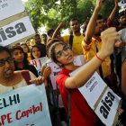 Estudiantes indios protestan por las recientes violaciones de menores frente al cuartel general de la Policia, en Nueva Deli, este domingo.