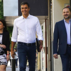 Pedro Sánchez (c), reelegido en primarias como secretario general del PSOE, acompañado por los diputados Adriana Lastra y José Luis Ábalos, a su llegada esta mañana a la sede del partido donde se reúne hoy con los trabajadores de la sede federal.