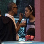 Obama da a su hija Malia un poco de su granizado, la pasada Nochebuena en Kailua (Hawai).