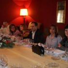 Arturo Fernández, en el centro, durante la comida con los medios