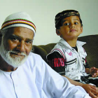 Mohammend Latiff con el niño Ibrahim