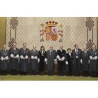 Los componentes del TC posan durante la toma de posesión de los nuevos magistrados.