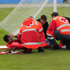 Dani Carril, atendido por el médico de la Deportiva.