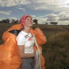 Ana Wisnierska con su parapente, en Australia