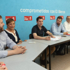 En el centro, Cendón, Tudanca y Ramón, ayer durante la reunión con la Ejecutiva local. L. DE LA MATA