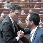 Pedro Sánchez felicita al portavoz Antonio Hernando, ayer, tras una intervención en el Congreso.