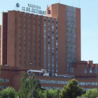 Fachada del hospital 12 de octubre, de Madrid, donde fue trasladada la joven tras la agresión.